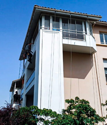 Acrobat Travaux propose la rénovation de façades pour maison, batiment moderne et ancien, immeuble en accès difficile compétence cordiste sur Toulouse et Vieille Toulouse