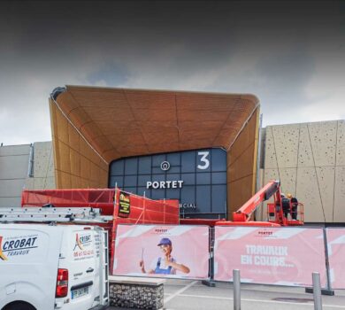 Pose de filets de sécurité pour la rénovation d'une façade d'une grande surface, centre commercial Acrobat Travaux travaux Vieille Toulouse, Lacroix Falgarde