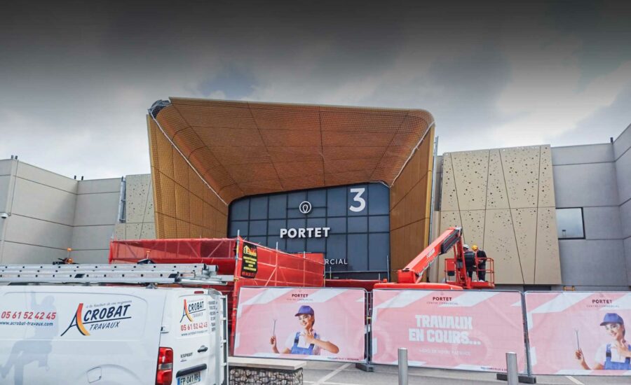 Pose de filets de sécurité pour la rénovation d'une façade d'une grande surface, centre commercial Acrobat Travaux travaux Vieille Toulouse, Lacroix Falgarde