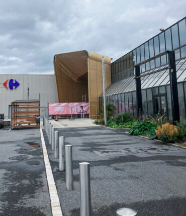 Pose de filets de sécurité pour la rénovation d'une façade d'une grande surface, centre commercial Acrobat Travaux travaux Vieille Toulouse, Lacroix Falgarde