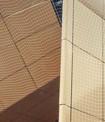 Pose de filets de sécurité pour la rénovation d'une façade d'une grande surface, centre commercial Acrobat Travaux travaux Vieille Toulouse, Lacroix Falgarde