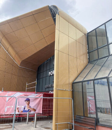 Pose de filets de sécurité pour la rénovation d'une façade d'une grande surface, centre commercial Acrobat Travaux travaux Vieille Toulouse, Lacroix Falgarde