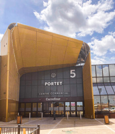 Pose de filets de sécurité pour la rénovation d'une façade d'une grande surface, centre commercial Acrobat Travaux travaux Vieille Toulouse, Lacroix Falgarde