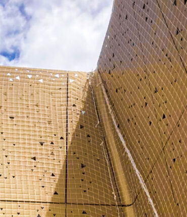 Pose de filets de sécurité pour la rénovation d'une façade d'une grande surface, centre commercial Acrobat Travaux travaux Vieille Toulouse, Lacroix Falgarde