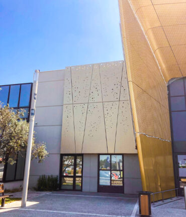 Pose de filets de sécurité pour la rénovation d'une façade d'une grande surface, centre commercial Acrobat Travaux travaux Vieille Toulouse, Lacroix Falgarde