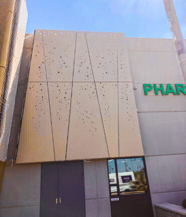 Pose de filets de sécurité pour la rénovation d'une façade d'une grande surface, centre commercial Acrobat Travaux travaux Vieille Toulouse, Lacroix Falgarde