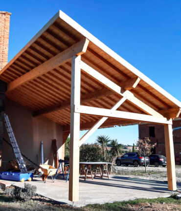 Acrobat Travaux propose la rénovation ou la mise en place de votre charpente et des tuiles sur votre toiture sur Toulouse, Vieille Toulouse et Lacroix Falgarde