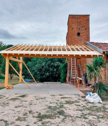 Acrobat Travaux propose la rénovation ou la mise en place de votre charpente et des tuiles sur votre toiture sur Toulouse, Vieille Toulouse et Lacroix Falgarde