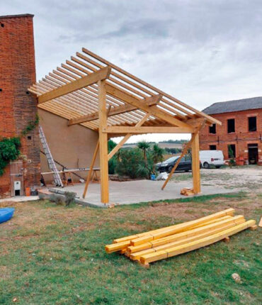 Acrobat Travaux propose la rénovation ou la mise en place de votre charpente et des tuiles sur votre toiture sur Toulouse, Vieille Toulouse et Lacroix Falgarde