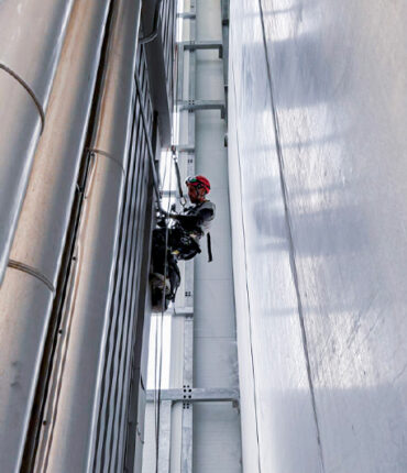 Acrobat Travaux intervient pour la mise en place de système de sécurité, ligne de vie sur les bâtiments industriels de manière ponctuelle ou en maintenance régulière sur Toulouse, Blagnac, Labège et Midi-Pyrénées