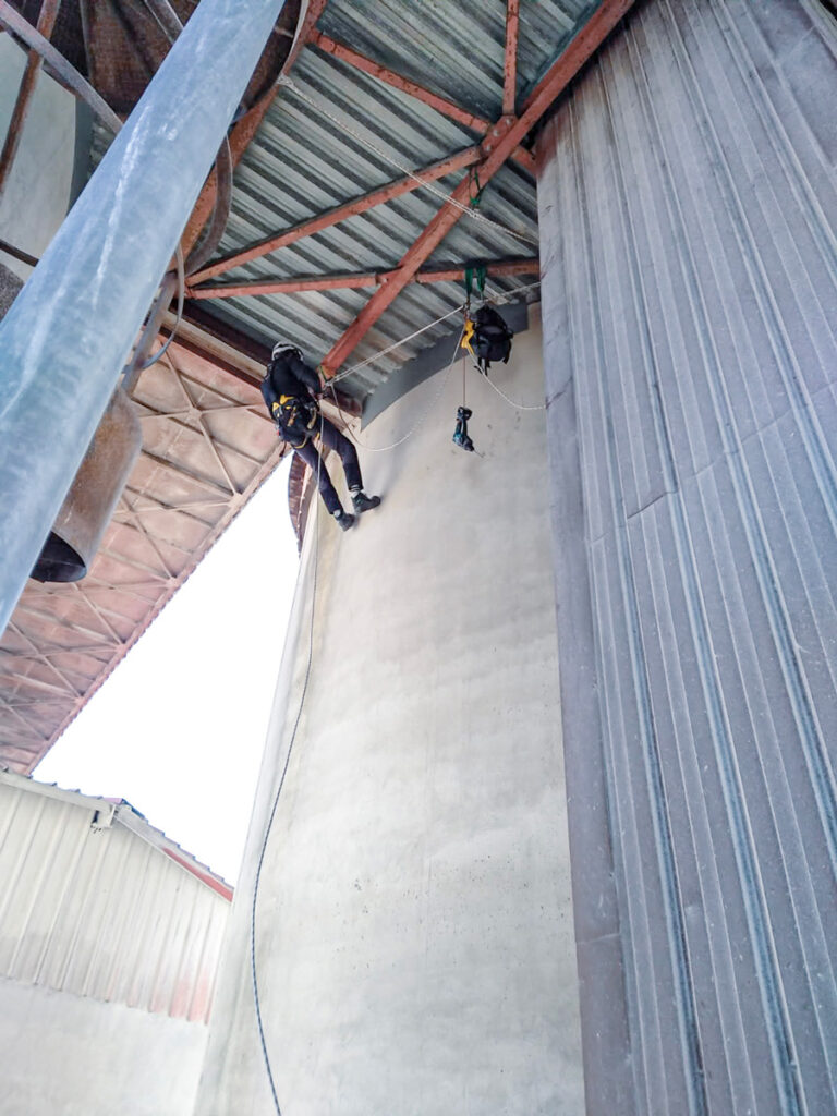 Habillages en tôle parties supérieures silos, mise en place de tôles découpées sur mesure, purge parties de béton non adhérentes