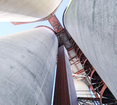 Habillages en tôle parties supérieures silos, mise en place de tôles découpées sur mesure, purge parties de béton non adhérentes