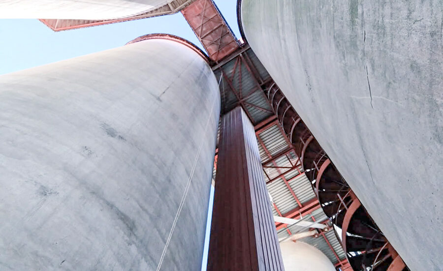 Habillages en tôle parties supérieures silos, mise en place de tôles découpées sur mesure, purge parties de béton non adhérentes