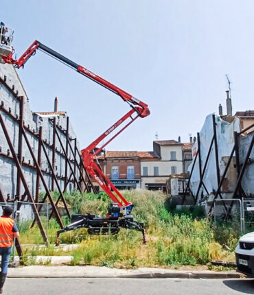 Acrobat Travaux intervient sur les ouvrages en hauteur, pont, bâtiment, structure où les accès peuvent être difficiles pour la dépose de capteurs inclinométriques et fissuromètres électroniques sur des bâtiments ou des édifices publics et privés sur la région toulousaine, au centre ville et dans les zones industrielles