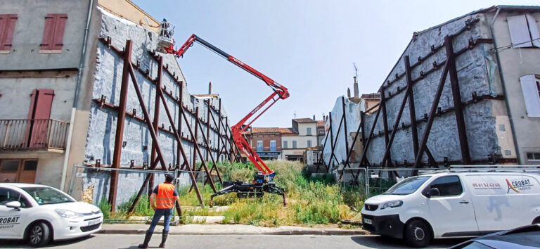 Acrobat Travaux intervient sur les ouvrages en hauteur, pont, bâtiment, structure où les accès peuvent être difficiles pour la dépose de capteurs inclinométriques et fissuromètres électroniques sur des bâtiments ou des édifices publics et privés sur la région toulousaine, au centre ville et dans les zones industrielles