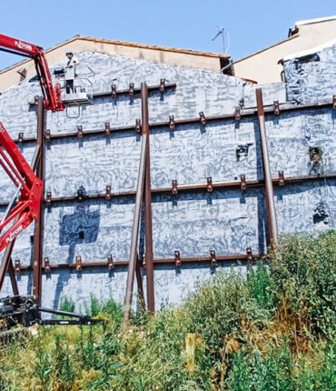 Acrobat Travaux intervient sur les ouvrages en hauteur, pont, bâtiment, structure où les accès peuvent être difficiles pour la dépose de capteurs inclinométriques et fissuromètres électroniques sur des bâtiments ou des édifices publics et privés sur la région toulousaine, au centre ville et dans les zones industrielles