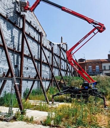 Acrobat Travaux intervient sur les ouvrages en hauteur, pont, bâtiment, structure où les accès peuvent être difficiles pour la dépose de capteurs inclinométriques et fissuromètres électroniques sur des bâtiments ou des édifices publics et privés sur la région toulousaine, au centre ville et dans les zones industrielles