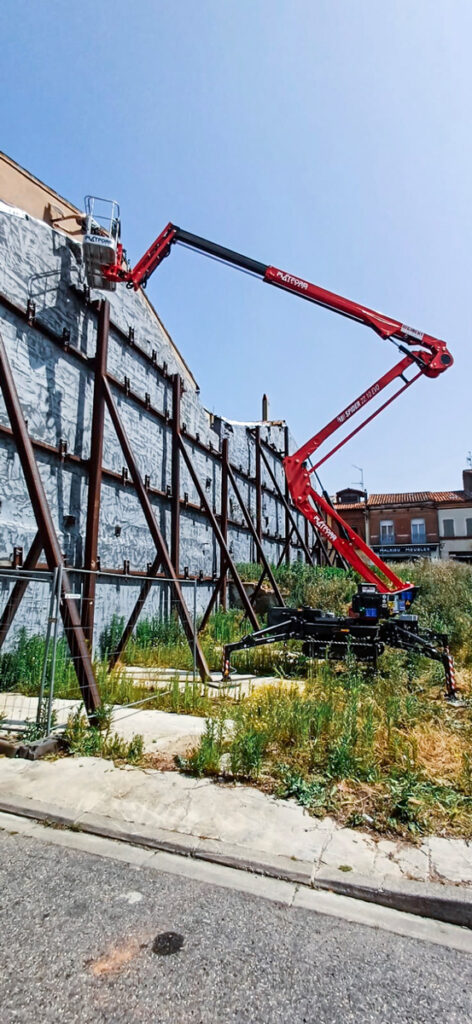 Acrobat Travaux intervient sur les ouvrages en hauteur, pont, bâtiment, structure où les accès peuvent être difficiles pour la dépose de capteurs inclinométriques et fissuromètres électroniques sur des bâtiments ou des édifices publics et privés sur la région toulousaine, au centre ville et dans les zones industrielles
